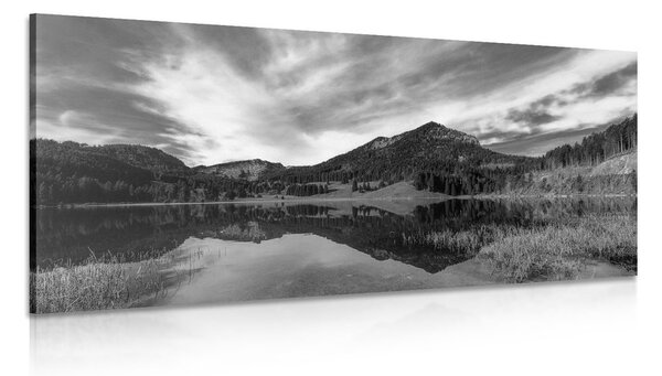 Quadro su tela – Lago sotto le colline in bianco e nero
