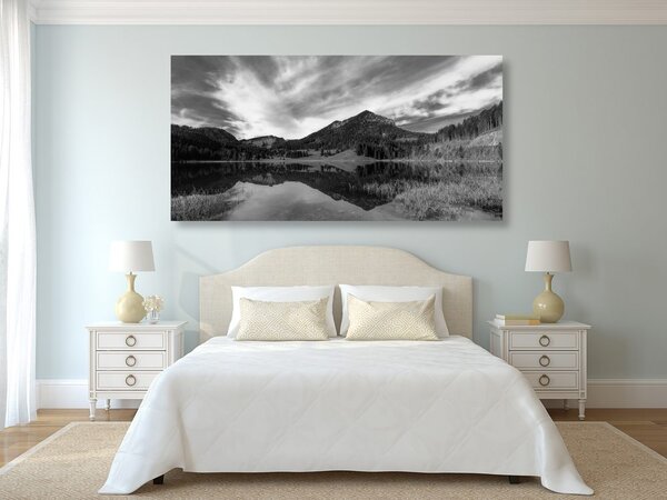 Quadro su tela – Lago sotto le colline in bianco e nero