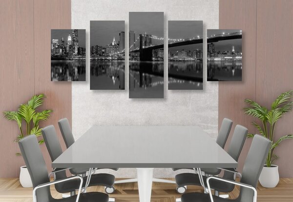 Quadri 5 pezzi – Riflesso di Manhattan nell'acqua in bianco e nero