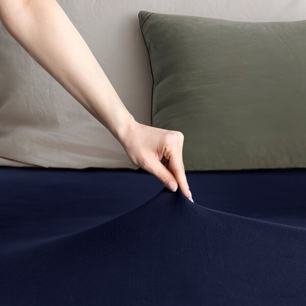 Lenzuolo con angoli blu scuro in jersey 140x200 cm Amber – Restilo