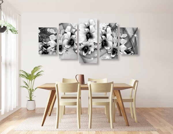 Quadri 5 pezzi – Fiori in bianco e nero su sfondo astratto