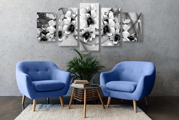 Quadri 5 pezzi – Fiori in bianco e nero su sfondo astratto