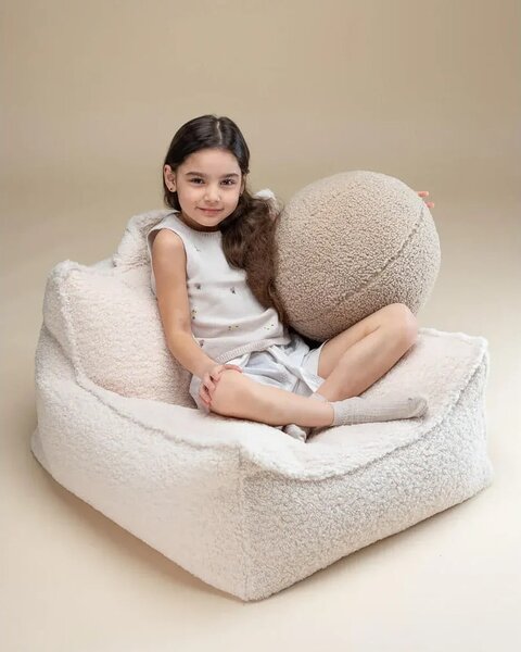 Cuscino per divano da bambini marrone chiaro con rivestimento in bouclé Ball – Wigiwama