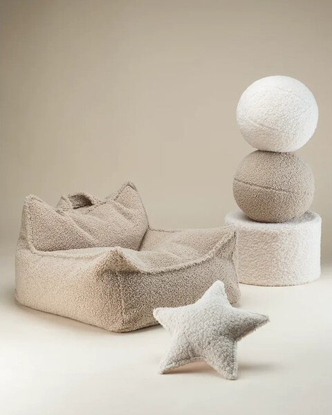 Cuscino per divano da bambini marrone chiaro con rivestimento in bouclé Ball – Wigiwama