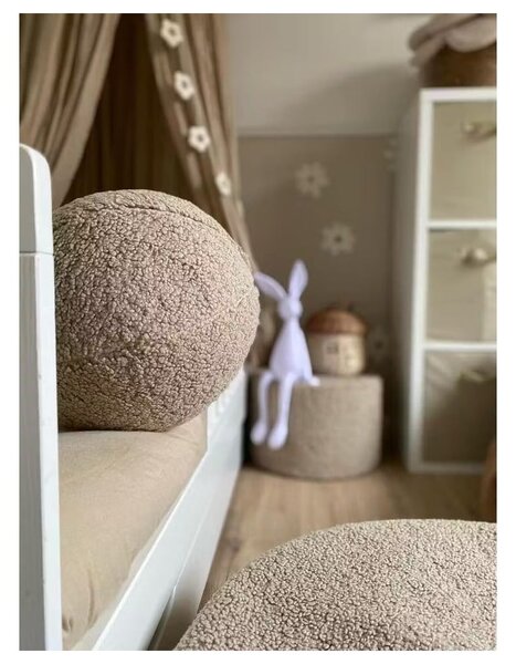 Cuscino per divano da bambini marrone chiaro con rivestimento in bouclé Ball – Wigiwama