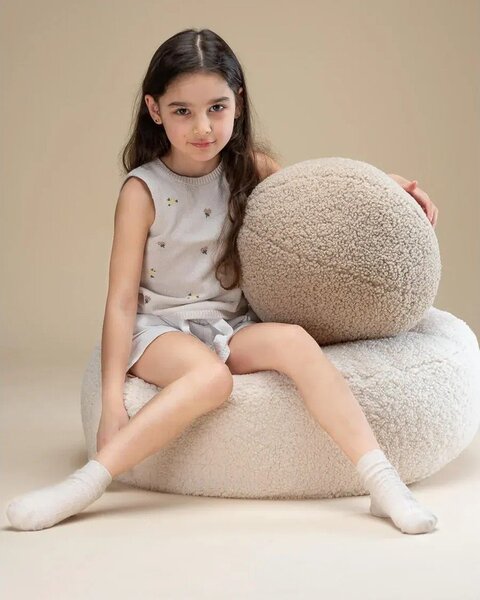 Cuscino per divano da bambini marrone chiaro con rivestimento in bouclé Ball – Wigiwama
