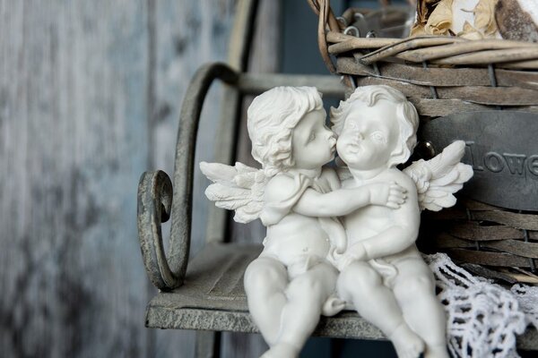 Stampa su tela – Statuette di angioletti sulla panchina