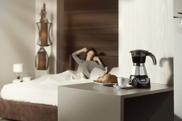 De Longhi Alicia PLUS EMKP 42.B Caffettiera elettrica Moka 2 o 4 Tazze Caff Macinato in Polvere Funzione Orzo e Aroma con Timer