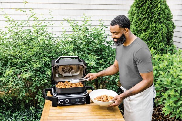 Ninja Barbecue Elettrico 3 in 1 con Funzione Ventilata e Affumicatore Potenza 2400 Watt 260 C - OG701EU
