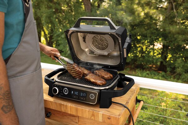 Ninja Barbecue Elettrico 3 in 1 con Funzione Ventilata e Affumicatore Potenza 2400 Watt 260 C - OG701EU