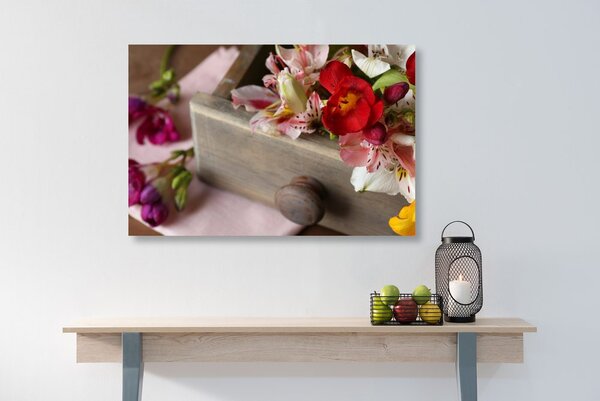 Quadro su tela – Composizione di fiori primaverili in cassetto di legno
