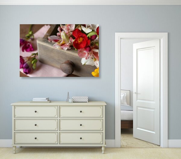 Quadro su tela – Composizione di fiori primaverili in cassetto di legno