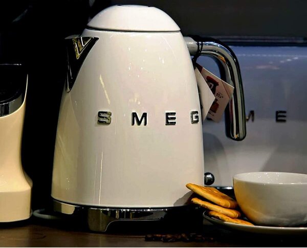 Smeg Bollitore Elettrico Capacit 1,7 Litri Potenza 2400 Watt Base 360 colore Bianco - KLF03WHEU