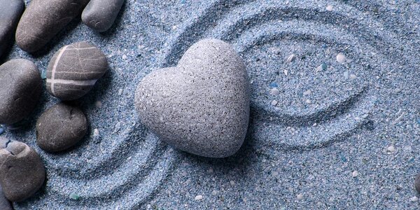Quadro su tela – Cuore di pietra su sfondo sabbioso