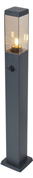 Lampada da esterno grigio scuro con vetro fumé 80cm IP44 con presa e sensore di movimento - Malios