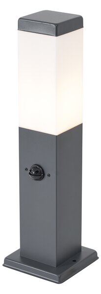Lampada da esterno grigio scuro con vetro opale 45 cm IP44 con presa e sensore di movimento - Malios