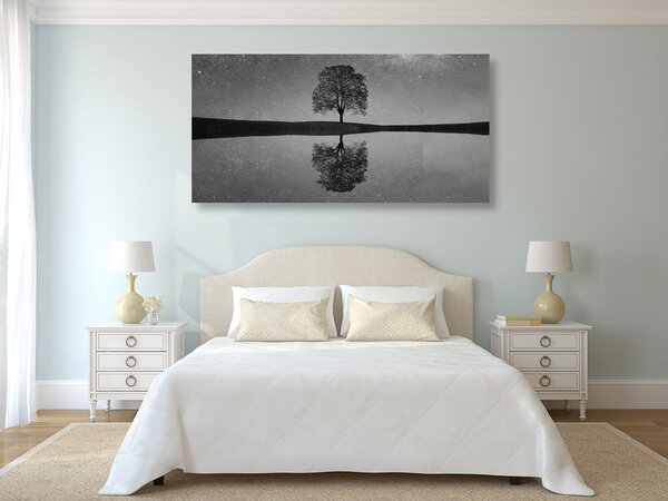 Quadro su tela – Cielo stellato sopra un albero solitario in bianco e nero