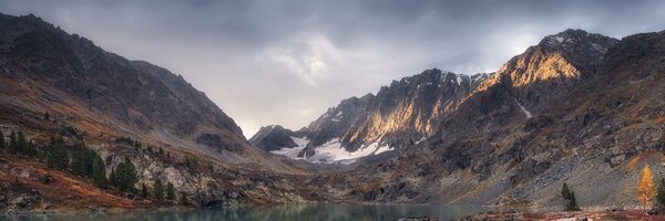 Quadro su tela – Montagne maestose con lago