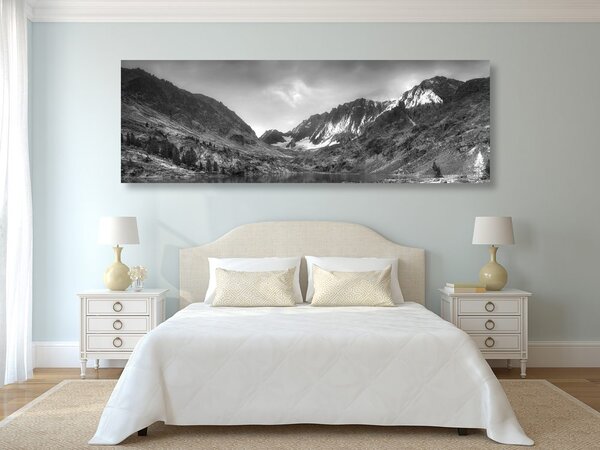 Stampa su tela – Montagne maestose con lago in bianco e nero