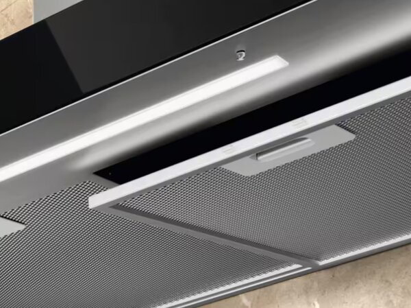 Electrolux Cappa Cucina Aspirante a Parete Larghezza 60 cm Profondit 45 cm Classe A colore Nero e Acciaio Inox - LFT826X Serie 700 Breeze