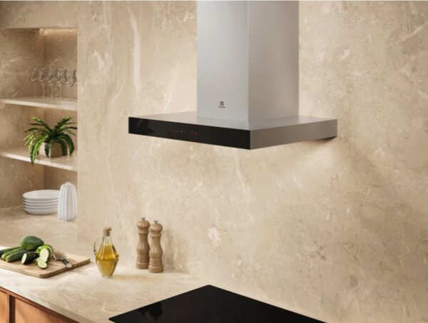 Electrolux Cappa Cucina Aspirante a Parete Larghezza 60 cm Profondit 45 cm Classe A colore Nero e Acciaio Inox - LFT826X Serie 700 Breeze