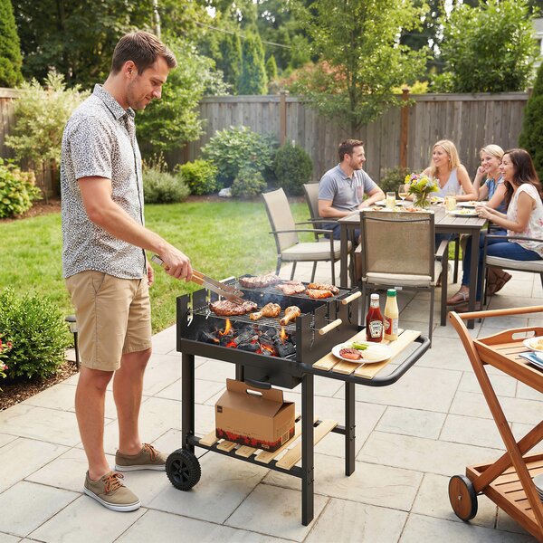 Outsunny Carrello barbecue in legno con 2 griglie regolabili, barbecue a carbone su ruote, ripiano laterale, nero | Aosom Italy