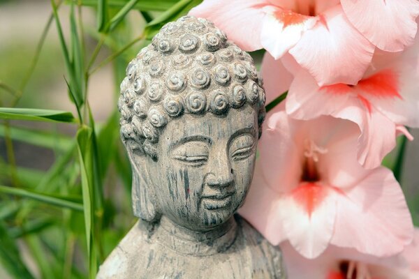 Carta da parati – Statua di Buddha nel giardino zen