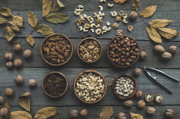 Carta da parati – Mix di noci in ciotole