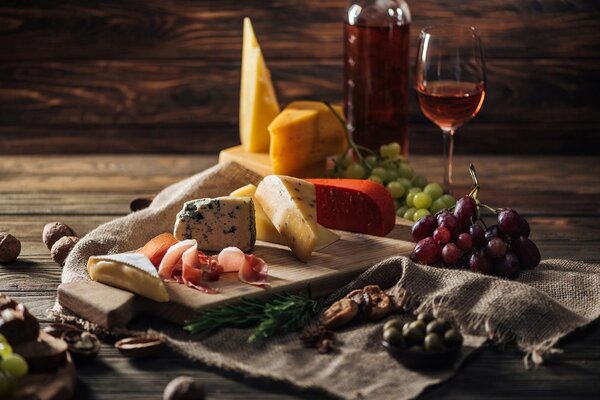 Carta da parati – Variazioni di formaggio su tavola