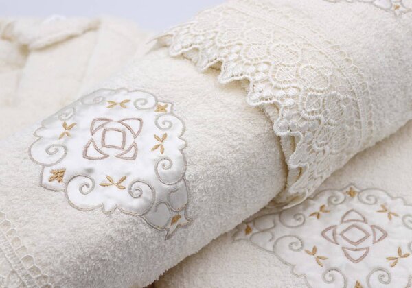 Blues Completo Bagno in Spugna di Cotone Set 9 pezzi 6 Asciugamani + 1 Telo Doccia + 2 Accappatoi ricamato con Macram colore Panna - Laura-2