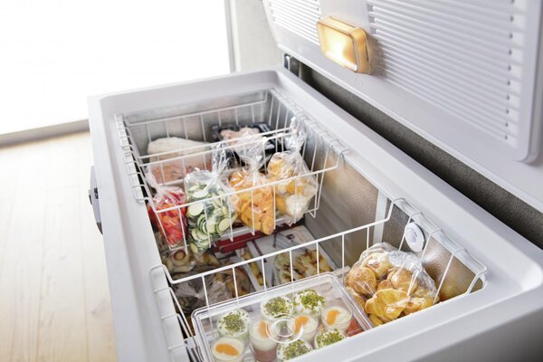 Whirlpool Congelatore a Pozzetto Orizzontale Capacit 225 Litri Classe energetica E Capacit di congelamento 11,5 Kg/24h colore Bianco - WHE2535FO2