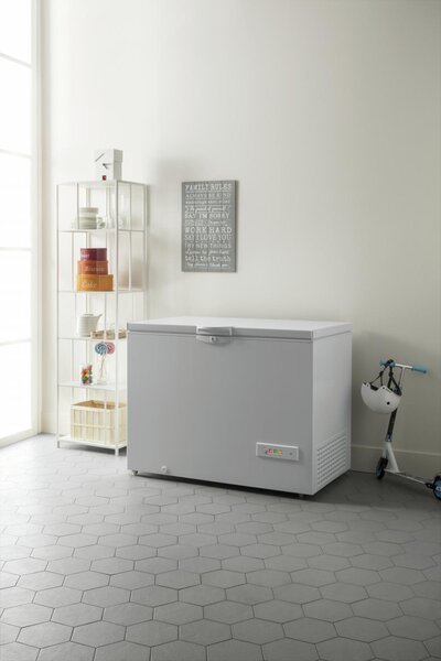Indesit Congelatore a Pozzetto Orizzontale Capacit 315 Litri Classe E Capacit di congelamento 15 kg/24h Funzione Congelamento veloce - OS 2A 300 H