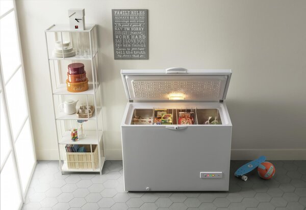 Indesit Congelatore a Pozzetto Orizzontale Capacit 315 Litri Classe E Capacit di congelamento 15 kg/24h Funzione Congelamento veloce - OS 2A 300 H