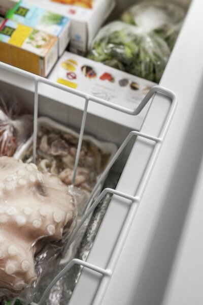 Indesit Congelatore a Pozzetto Orizzontale Capacit 315 Litri Classe E Capacit di congelamento 15 kg/24h Funzione Congelamento veloce - OS 2A 300 H