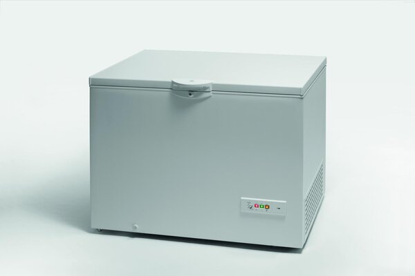 Indesit Congelatore a Pozzetto Orizzontale Capacit 315 Litri Classe E Capacit di congelamento 15 kg/24h Funzione Congelamento veloce - OS 2A 300 H