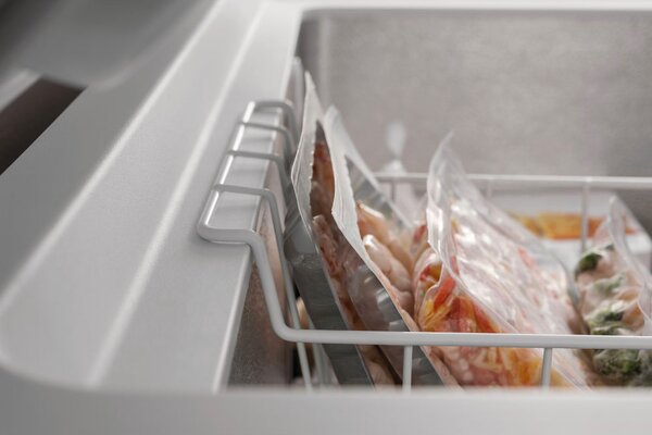 Whirlpool Congelatore a Pozzetto Orizzontale Capacit 391 Litri Classe energetica E Capacit di congelamento 18 Kg/24h Tecnologia Sesto senso - WHE