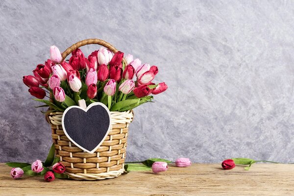 Carta da parati – Tulipani nel cestino di legno