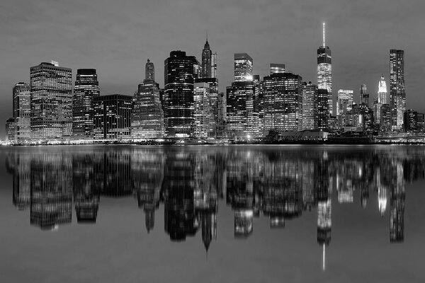 Carta da parati – Riflesso in bianco e nero di Manhattan nell'acqua