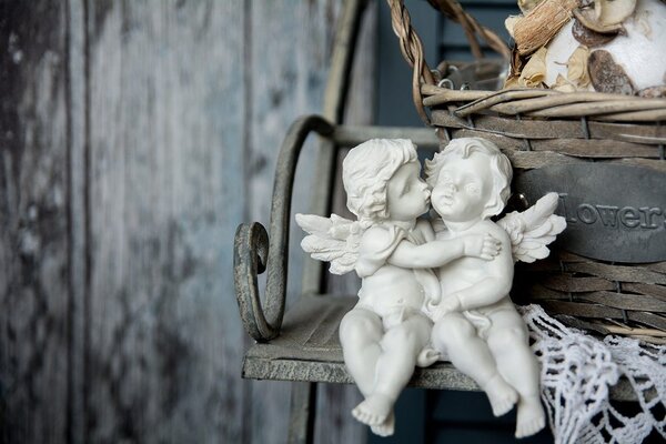 Carta da parati – Statuette di angioletti su una panchina