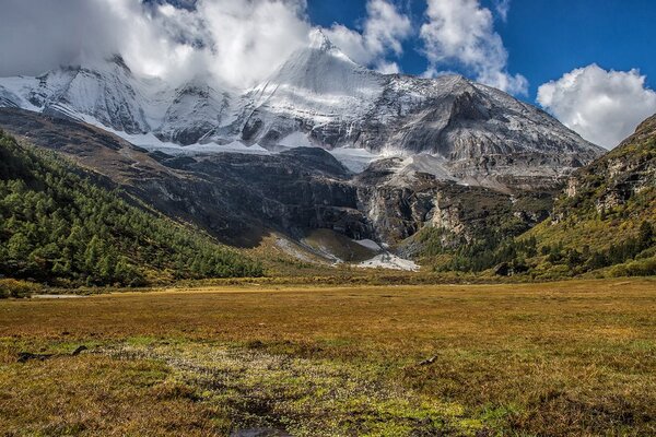 Carta da parati – Maestoso paesaggio montano