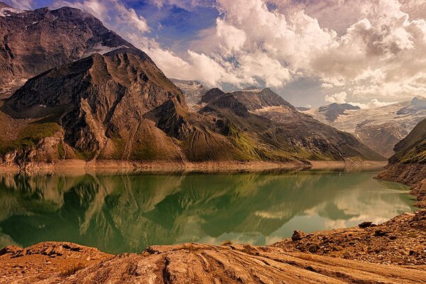 Carta da parati – Lago tra le montagne