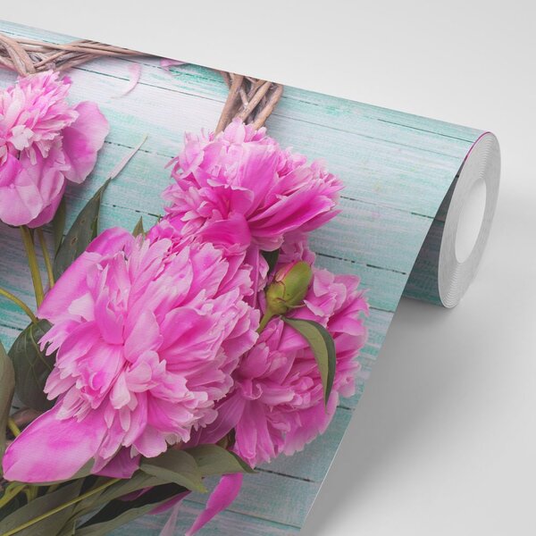 Carta da parati – Peonie su cuore di legno