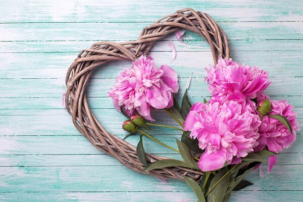 Carta da parati – Peonie su cuore di legno