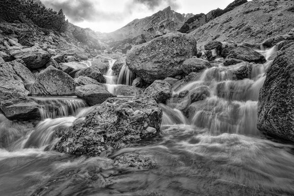 Carta da parati – Cascate montane in bianco e nero