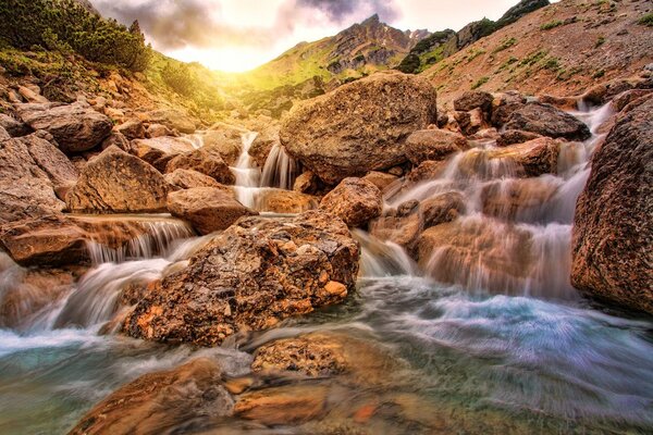 Carta da parati – Cascate montane