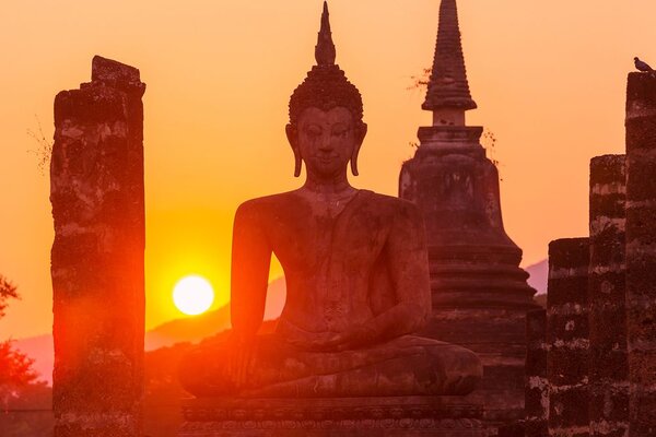 Carta da parati – Statua di Buddha tra le pietre