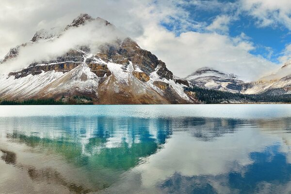 Carta da parati – Lago vicino a splendida montagna