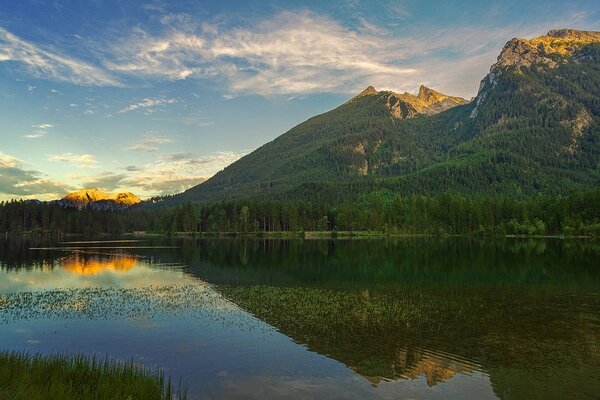 Carta da parati – Lago tra le montagne