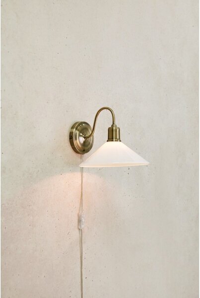 Lampada da parete bianca e color ottone Vela – Markslöjd