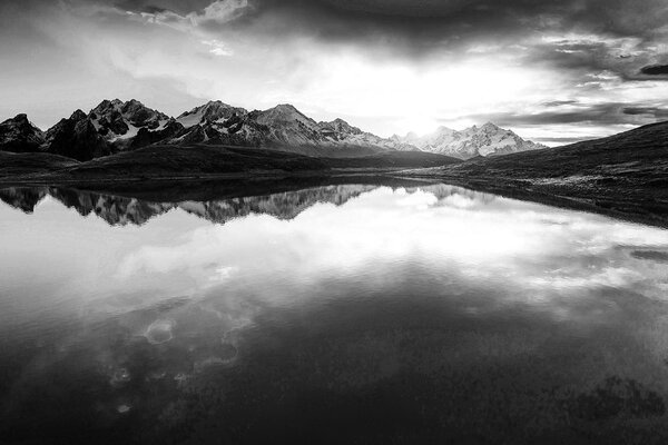 Fotomurale – Lago montano in bianco e nero
